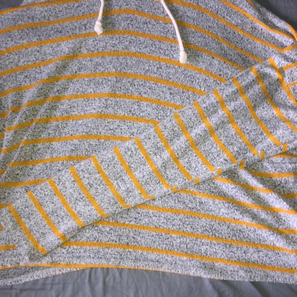 Cropped long sleeves tee with hood - Picture 2 of 2